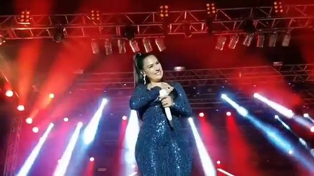 Simone faz cenas e manda recado pra fã carinhoso ao vivo.