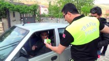 Polisten sürücülere Siirt fıstığı ikramı - SİİRT