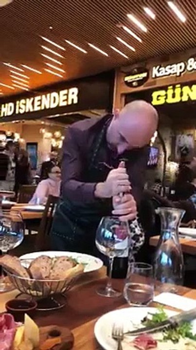 Ce sommelier est extraordinaire : rituel de l'ouverture d'une bouteille de vin