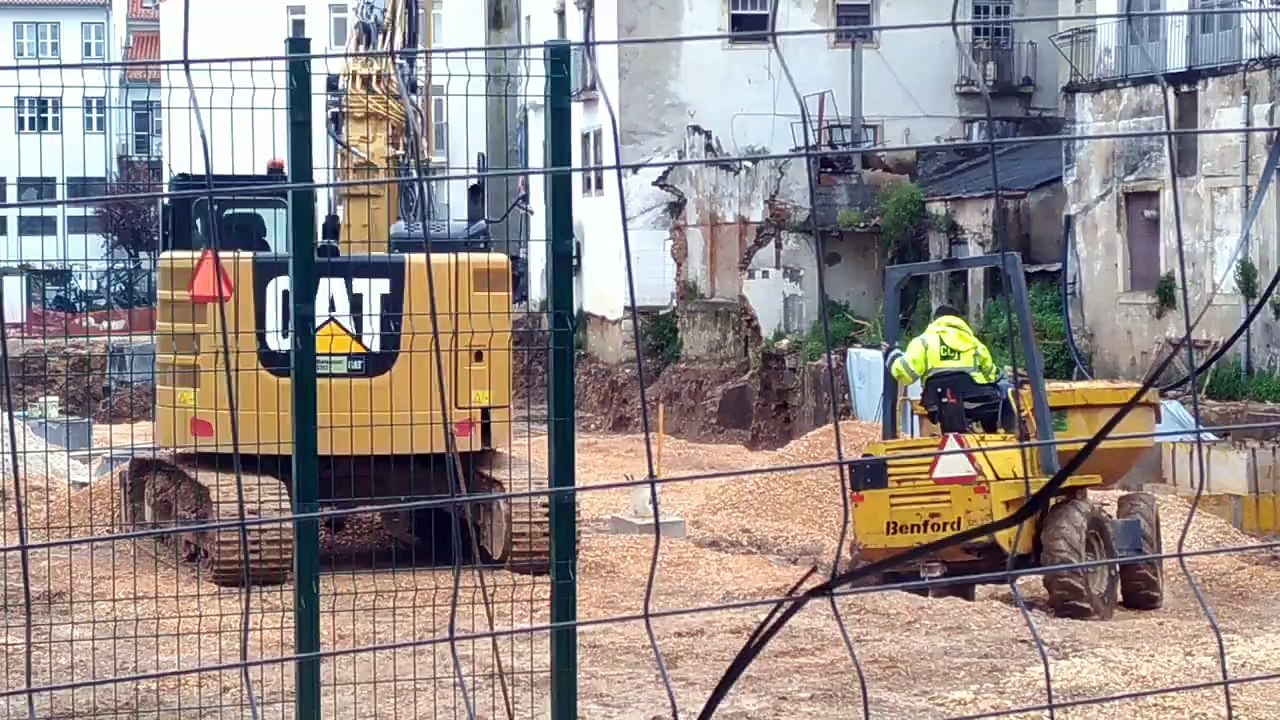 Assim se trabalha numa obra em Coimbra... WTF!