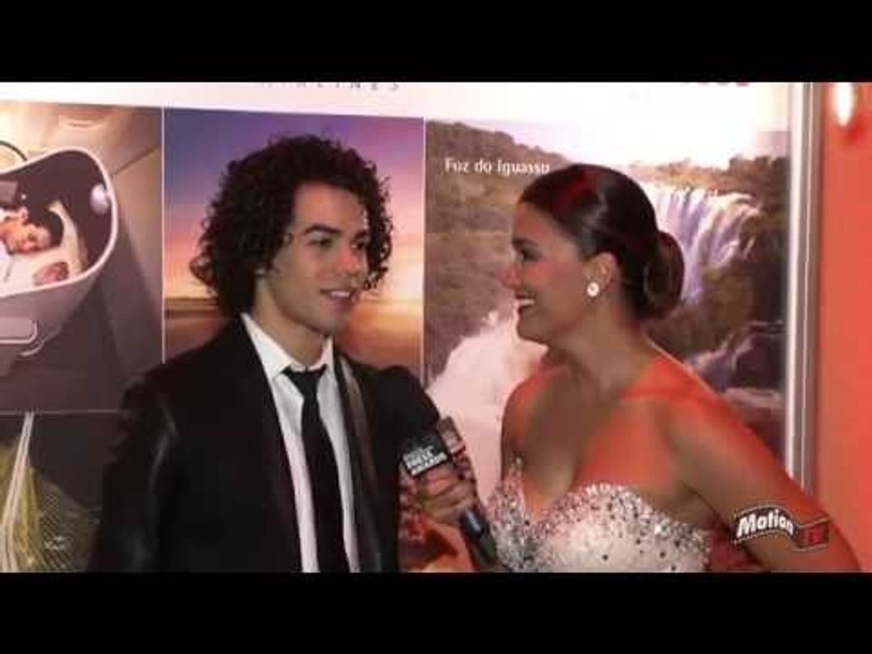 Sam Alves canta "a capela" em entrevista nos EUA - Press Awards USA 2014