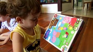 Bebê Toquinho e Paulinho Brincam com Quebra Cabeça da Peppa Pig