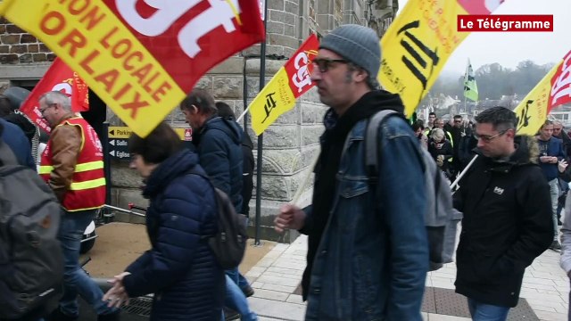 Châteaulin. Des cheminots manifestent devant la permanence de Richard Ferrand