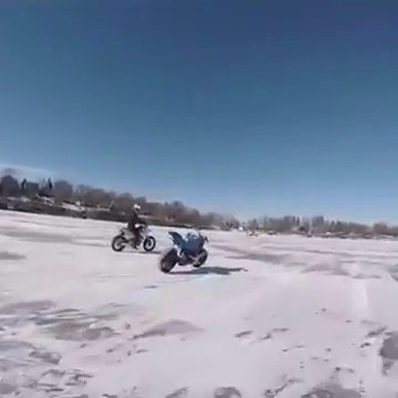 Cette moto s'en va toute seule et le motard n'arrive pas à l'arreter