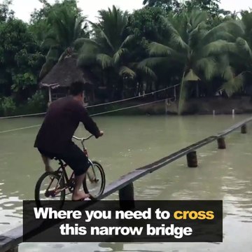 Va-t-il réussir à traverser en vélo... Jeu drôle et gamelles garanties