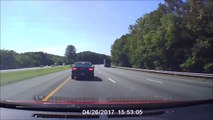 Ce camion perd une roue en pleine autoroute et tout le monde pile