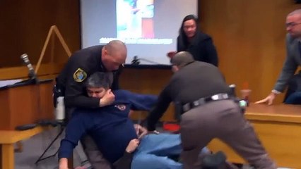 Un père essaie d'attaquer Larry Nassar en plein tribunal