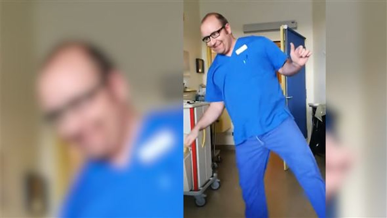 Rührendes versprechen: kinderarzt tanzt für kleinen patienten