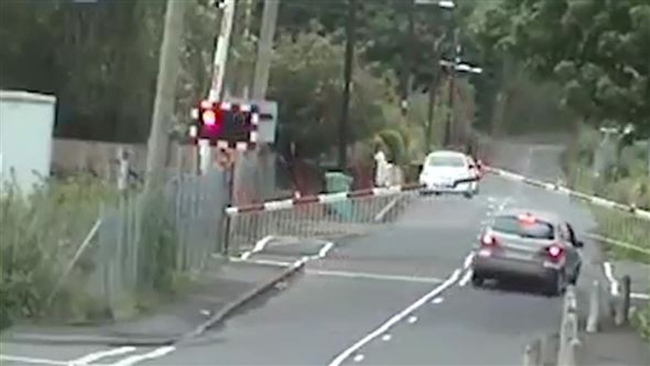 Unaufhaltbar: auto brettert durch bahnschranke