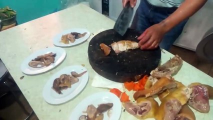 Cao thủ chặt 1 con gà thành 4 đĩa đầy đặn