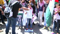 Filistinli gençler İsrail bayrağını ateşe verdi, Filistin bayrağını göndere çekti - BEYRUT