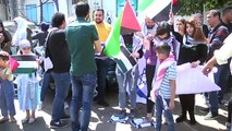 Filistinli Gençler İsrail Bayrağını Ateşe Verdi, Filistin Bayrağını Göndere Çekti