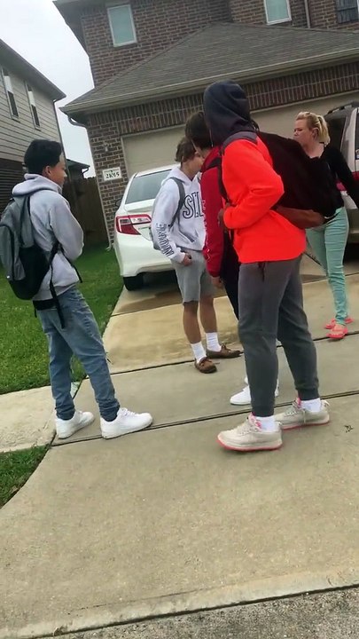 Une mère tient tête à une bande qui voulait frapper son fils