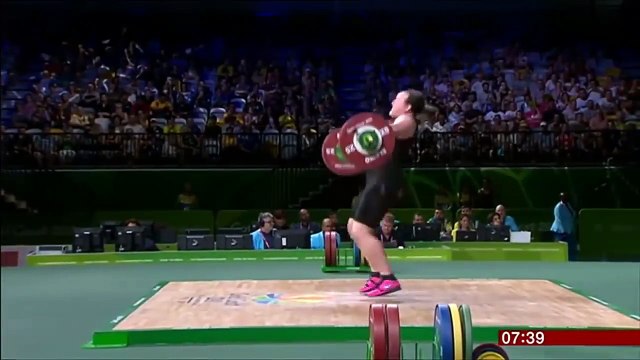 Laurel Hubbard, première haltérophile transgenre qualifiée aux Jeux du Commonwealth, se casse le bras en soulevant une barre