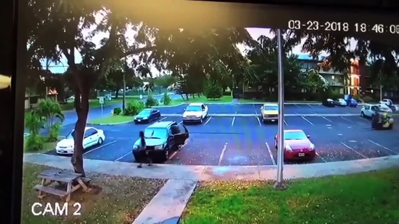 Un homme vole une voiture avec un chariot élévateur en pleine journée