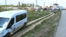 Karaman’da çarpışan minibüs ile kamyonetin sürücüsü yaralandı