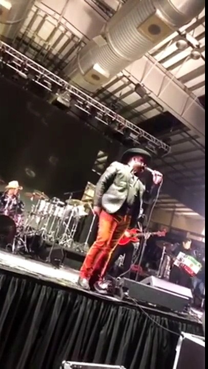 Un chanteur chute de scène