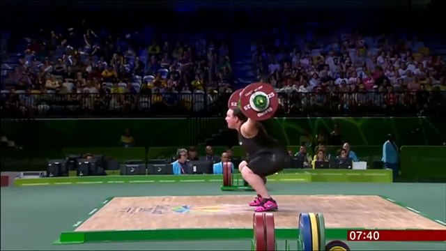 Cette championne d’haltérophilie se fait une terrible blessure.