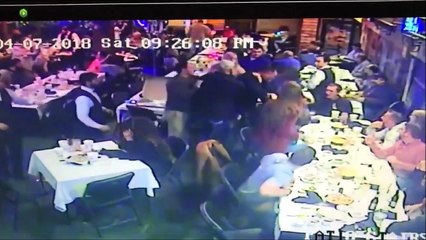 Cet homme saute sur une table pour venir en aide à son ami pendant une embrouille en plein restaurant