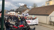 Les motards manifestent leur colère dans les rues du centre-ville de Flers