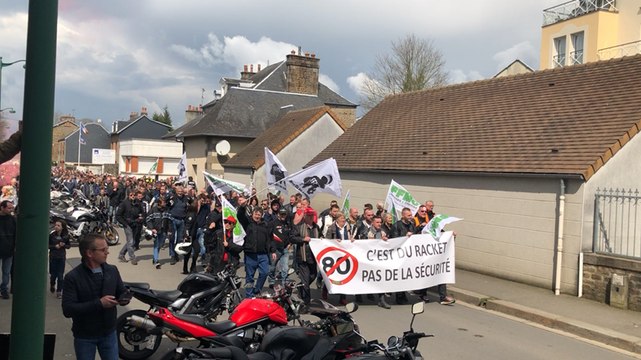 Les motards manifestent leur colère dans les rues du centre-ville de Flers