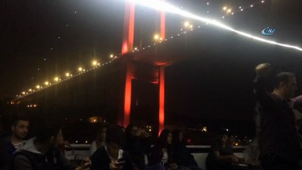 Merkezefendili gençler boğazdan zeybek oynayarak geçtiler