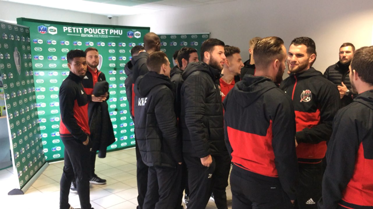 Les joueurs du VHF reçoivent du PMU le maillot de leur demi-finale de Coupe de France