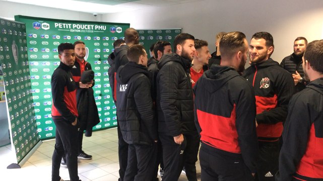 Les joueurs du VHF reçoivent du PMU le maillot de leur demi-finale de Coupe de France