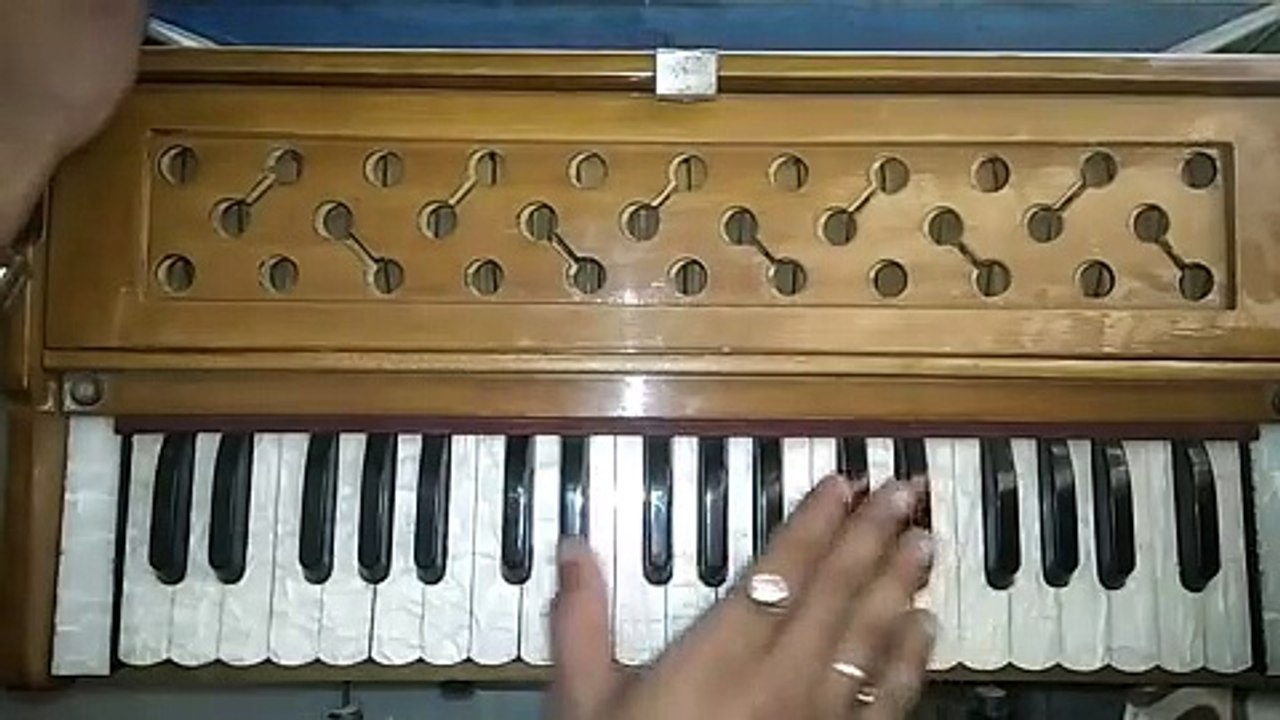 Learn a best technique to play any song on harmonium