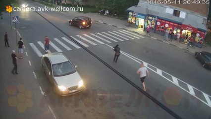 Download Video: Ce russe détruit une voiture à mains nues en plein road rage