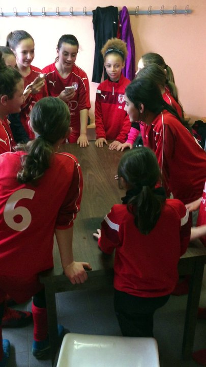 Fem Collège crie de la victoire encore à travailler !