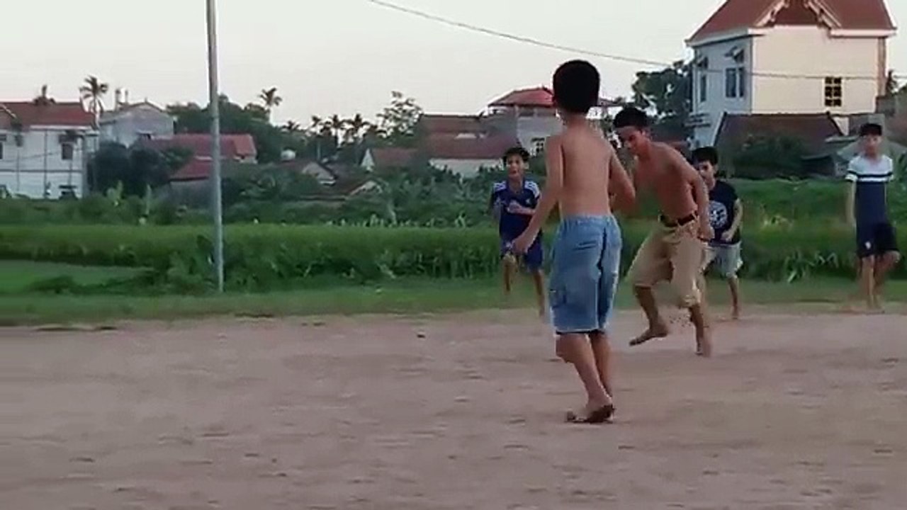 Bé chơi đá bóng | Bé tập làm người lớn