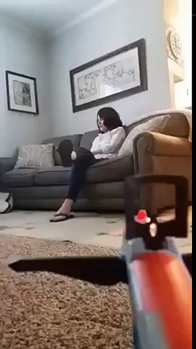 annesini nerf ile avlayan çocuk