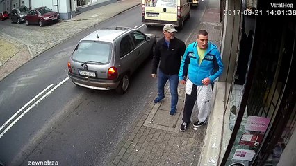 فيديو.. القدر يعاقب لص المتاجر أثناء الهروب