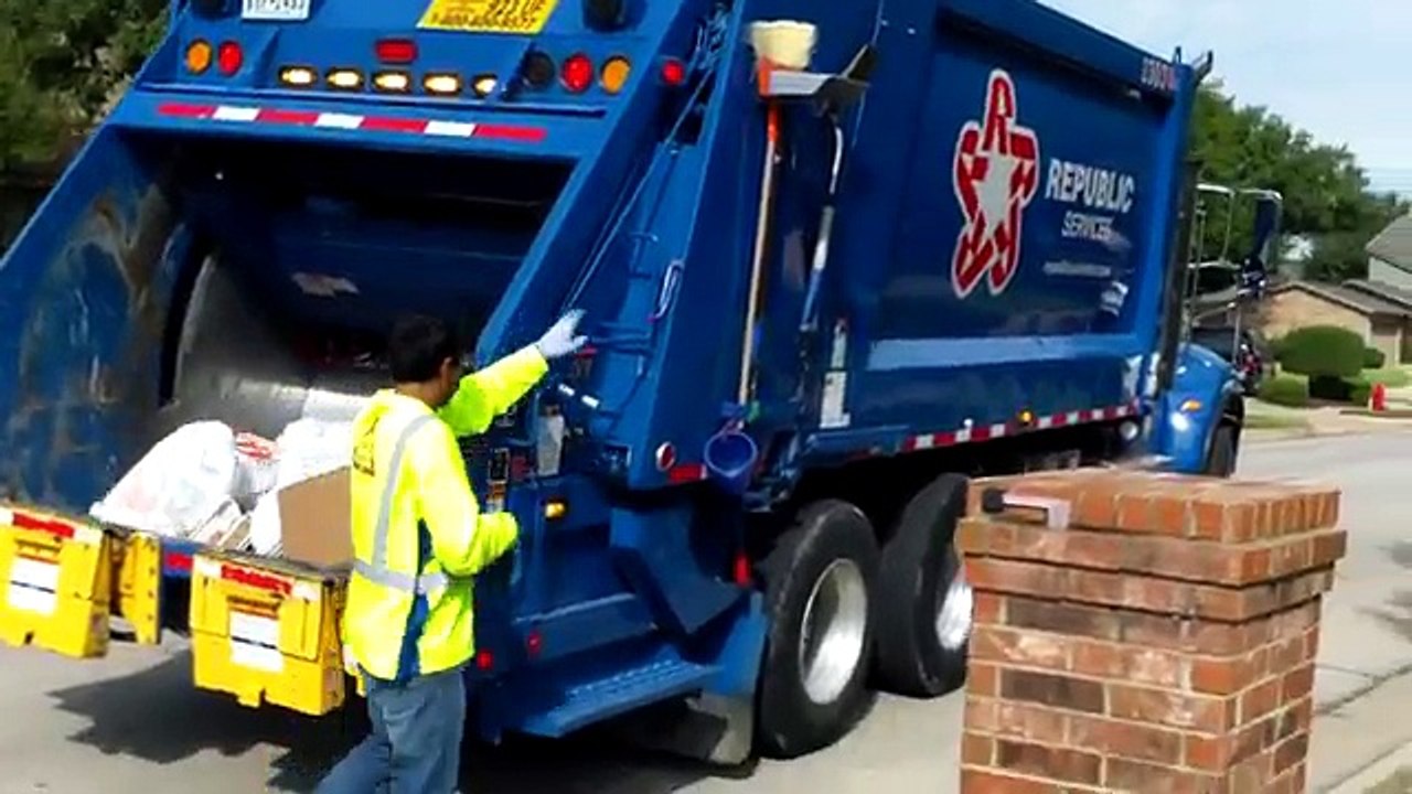 Republic Services Peterbilt 348 Heil 5000 Rear Loader