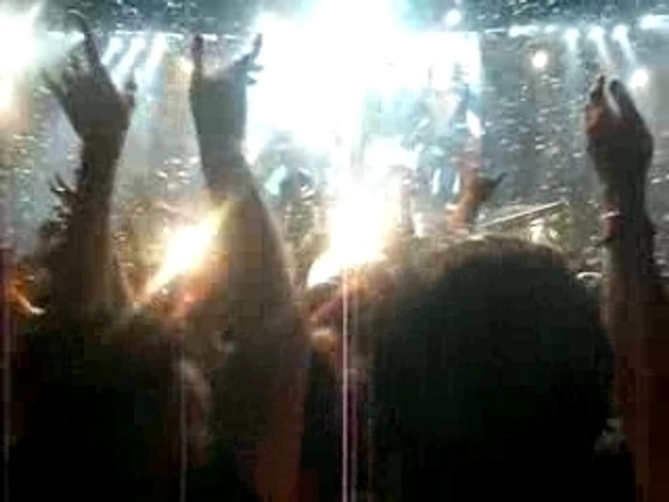 11/29 PETE THROWS HIS SHIRT IN THE CROWDDDD!