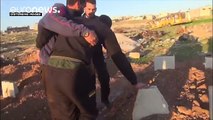 Un padre entierra con sus propias manos a sus gemelos, víctimas del ataque en Idlib