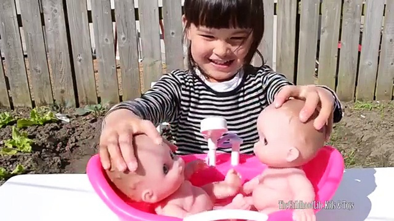 Twin Baby Dolls Bath Time Fun - Lil Cutesies Dolls Bathtub How to bath baby Dolls toy video