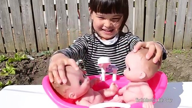 Twin Baby Dolls Bath Time Fun - Lil Cutesies Dolls Bathtub How to bath baby Dolls toy video