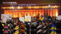 Rumanía: la marcha atrás del Gobierno no calma las protestas en Bucarest