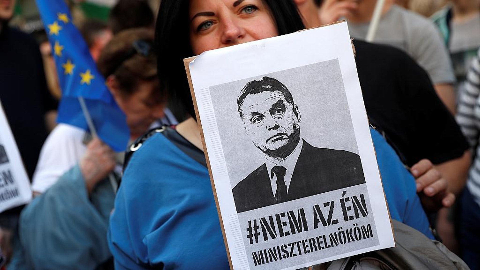 ⁣Hungary: Tens of thousands in anti-Orban protest