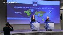 Bruselas, satisfecha con el acuerdo para reducir emisiones en la aviación