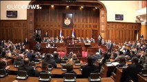 Abucheos e insultos a la jefa de la diplomacia europea en el Parlamento serbio