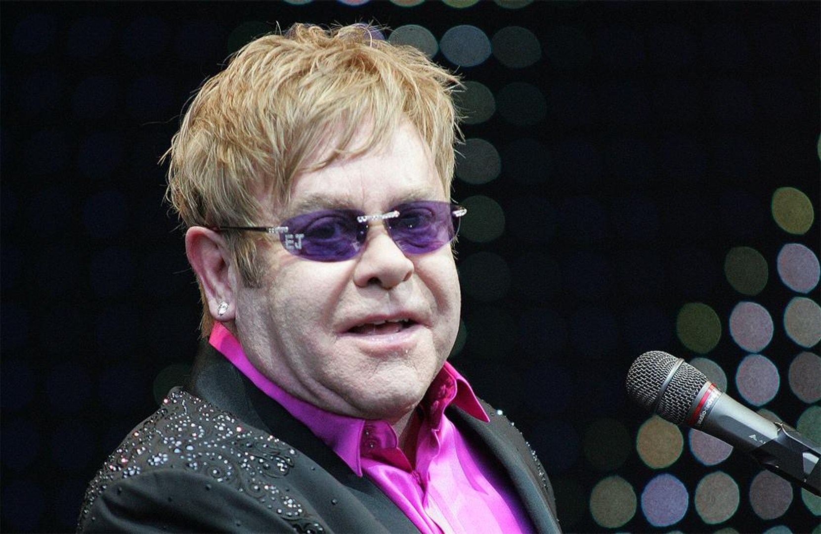 Elton John praises sexy Miley Cyrus