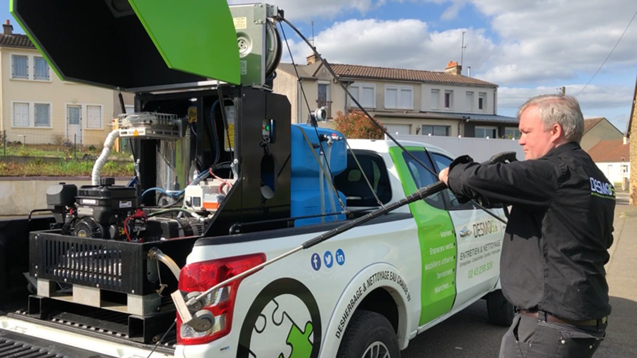 La PME désherbe les jardins à l’eau bouillante