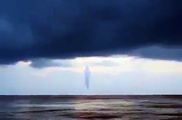 Скачать видео: Un nuage mysterieux dans le ciel... Mirage, Tornade, bateau fantome?