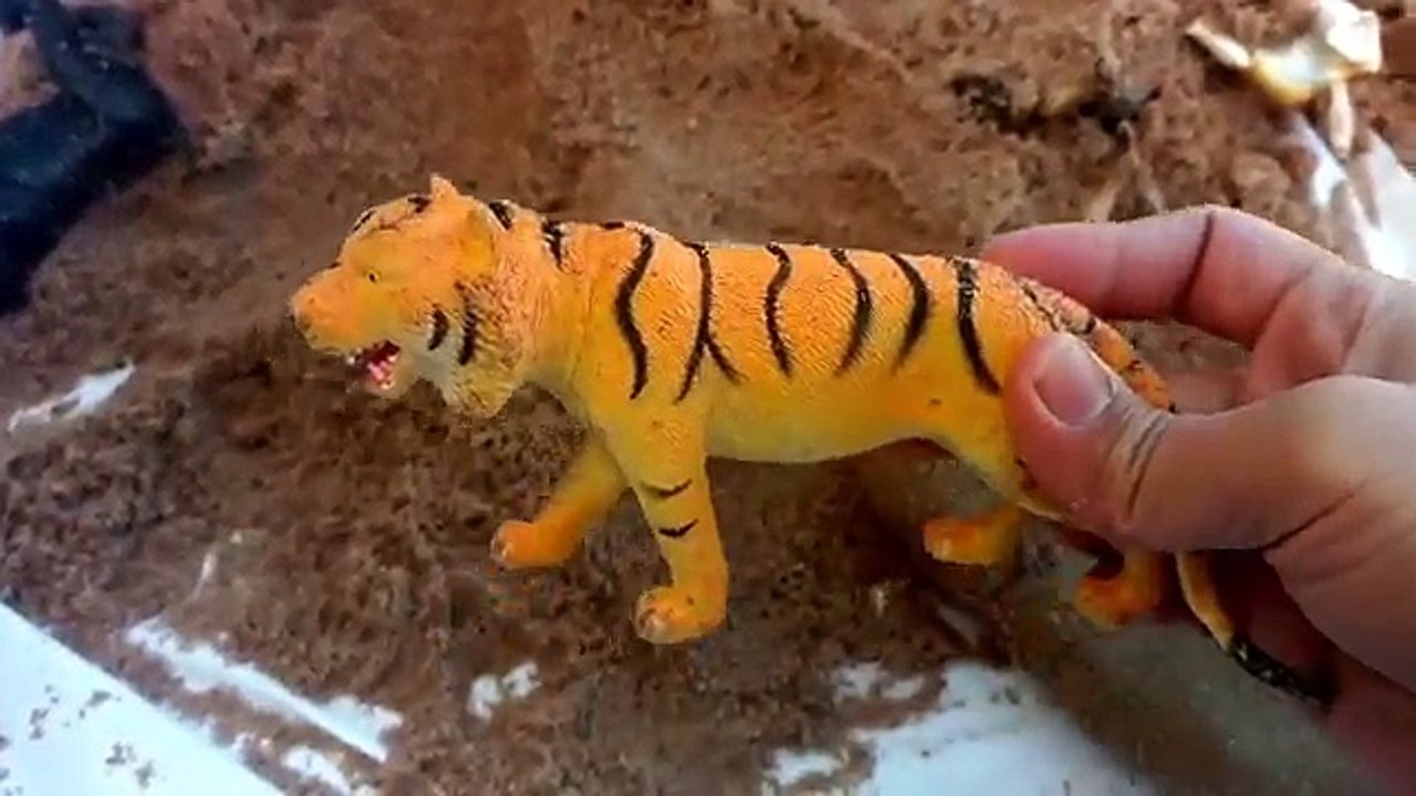 Zoo Animal Toy Surprise Hidden In Sand/Dump Truck /Safari Ltd Schleich Wild Animal Toys