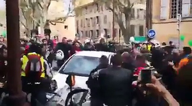 Une voiture fonce sur des motards lors de la manifestation à Aix-en-Provence.