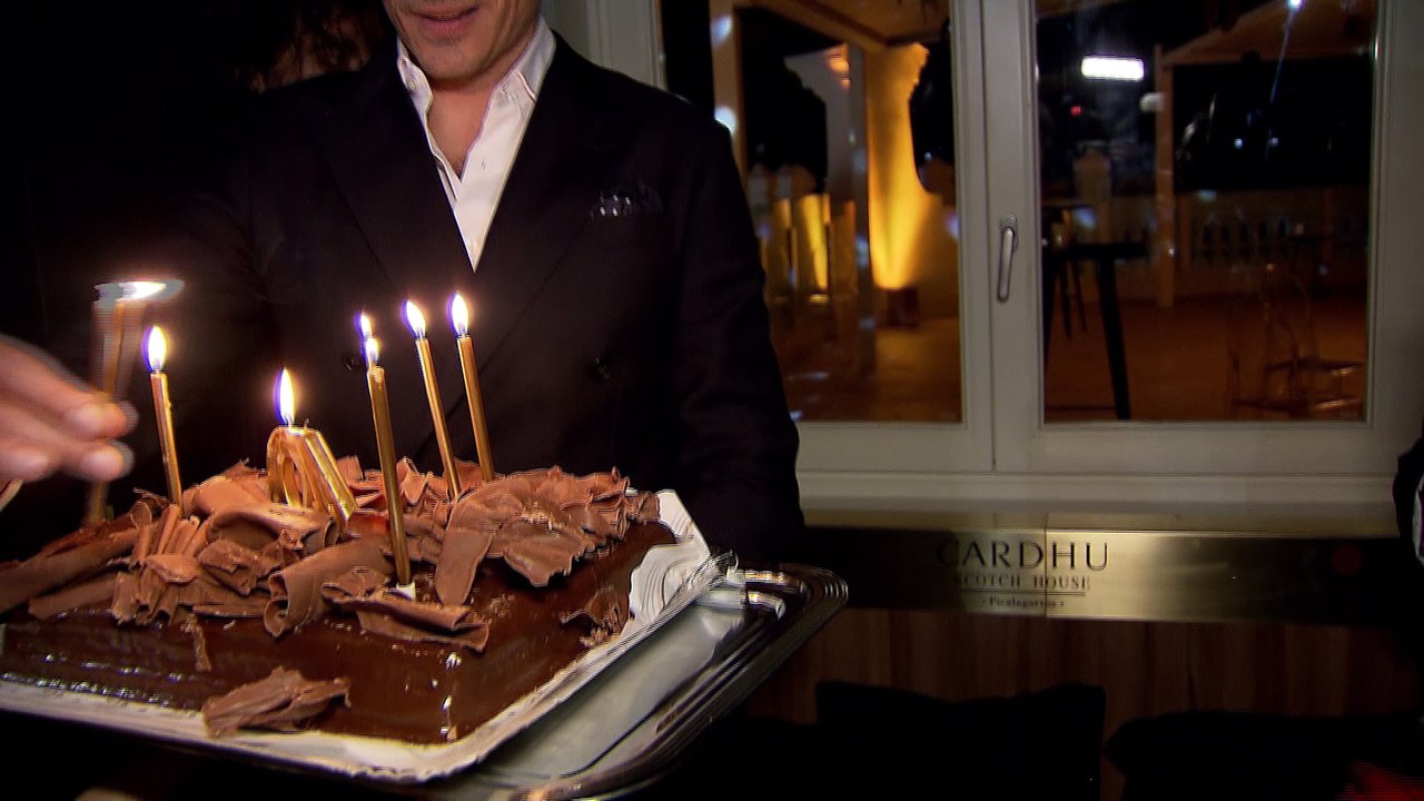 Andrés Velencoso celebra su 40 cumpleaños rodea...