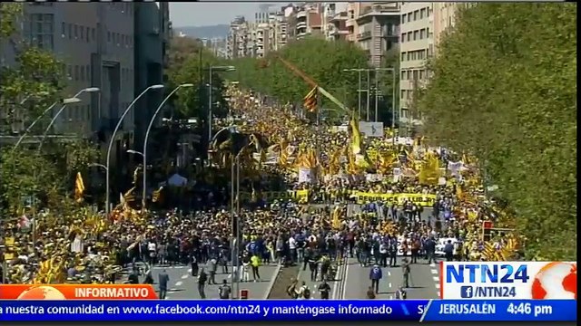 Decenas de personas marchan por la libertad de políticos presos en Cataluña